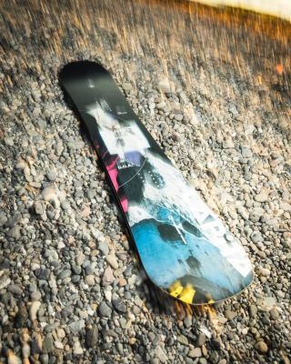 CAPiTA DOA je legenda, ktorú asi netreba dlho predstavovať 🏂🔥 Tento true-twin all-mountain freestyle model je doma v...